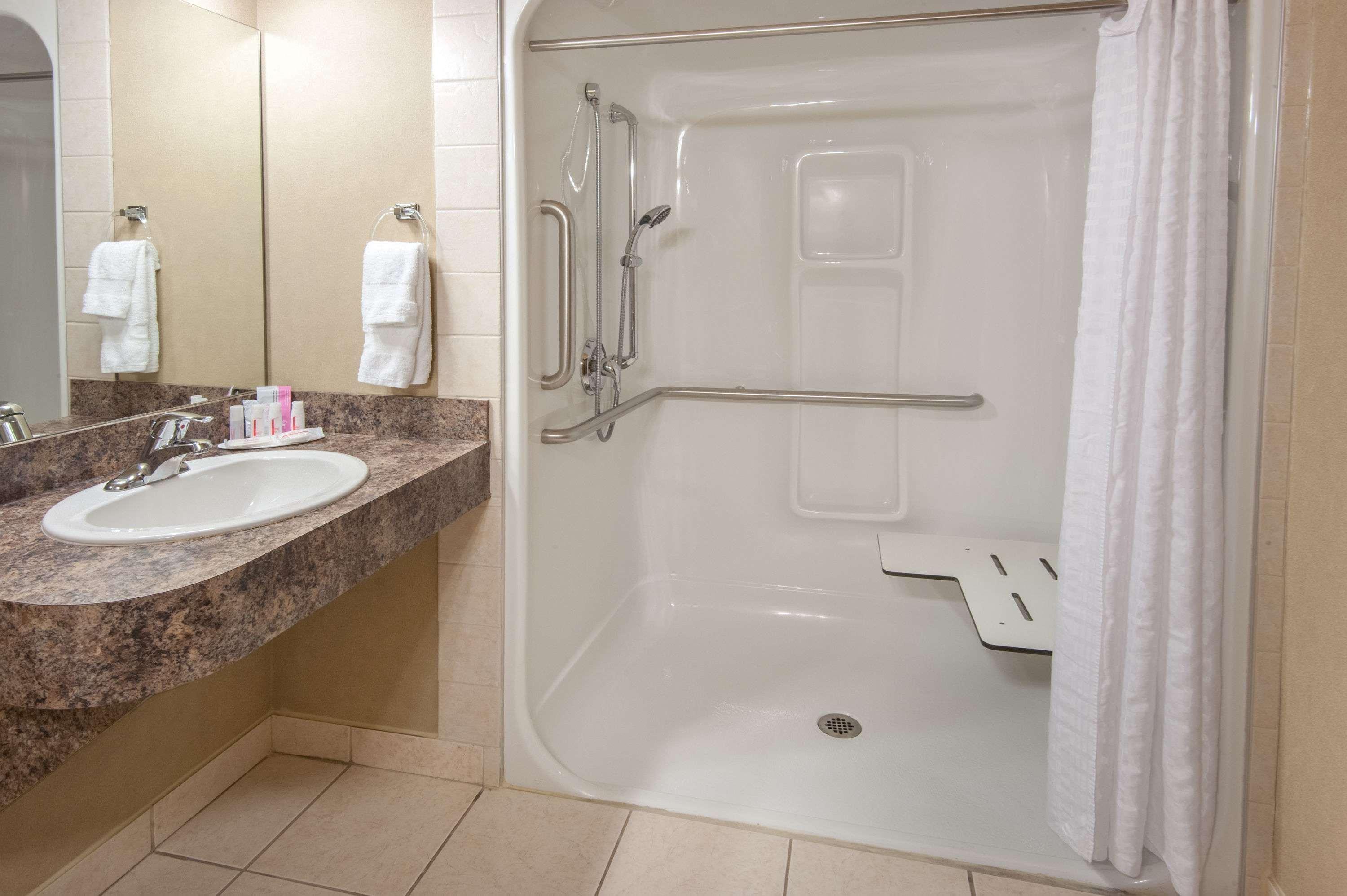Ramada By Wyndham Drumheller Hotel & Suites Extérieur photo