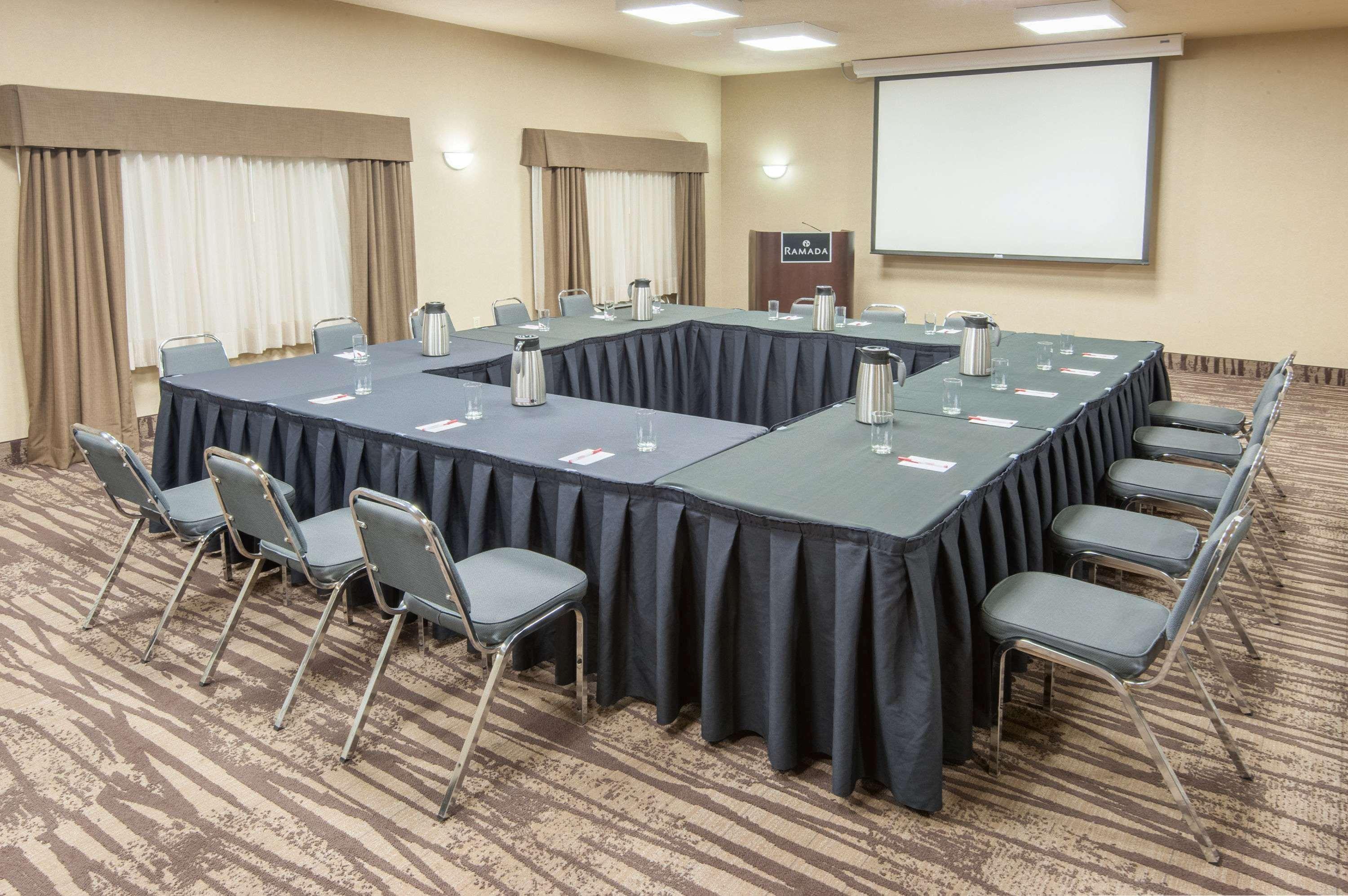Ramada By Wyndham Drumheller Hotel & Suites Extérieur photo