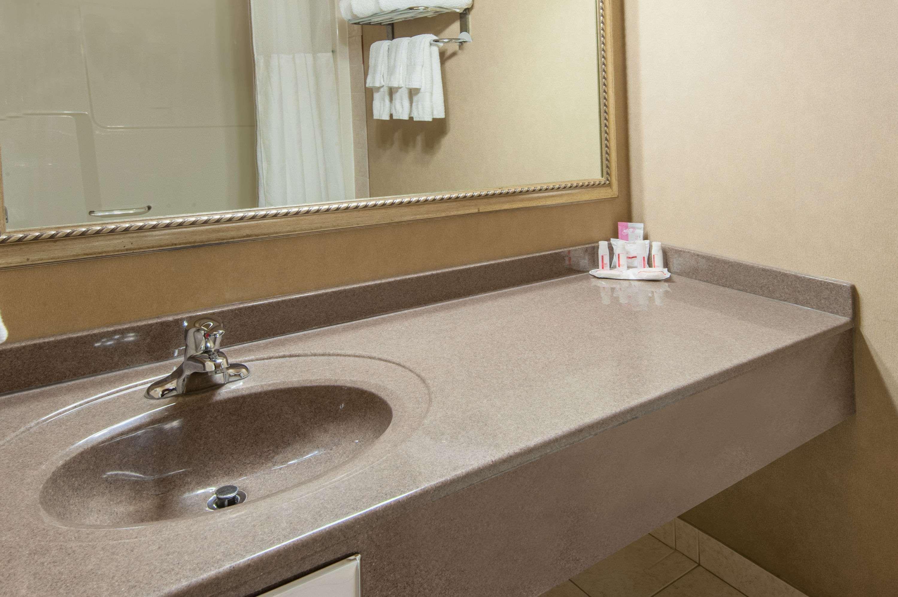 Ramada By Wyndham Drumheller Hotel & Suites Extérieur photo